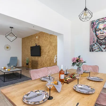 2 Bedroom Cozy In Διαμέρισμα *